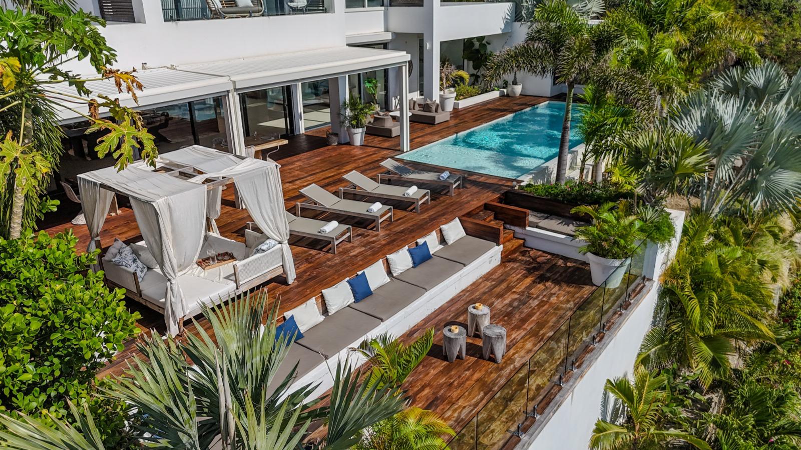 Terrasse et piscine à débordement vue aérienne